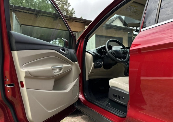 Ford Escape cena 74700 przebieg: 47000, rok produkcji 2019 z Trzebiatów małe 277